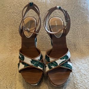 Palm tree print platform sandals brand new but no box.